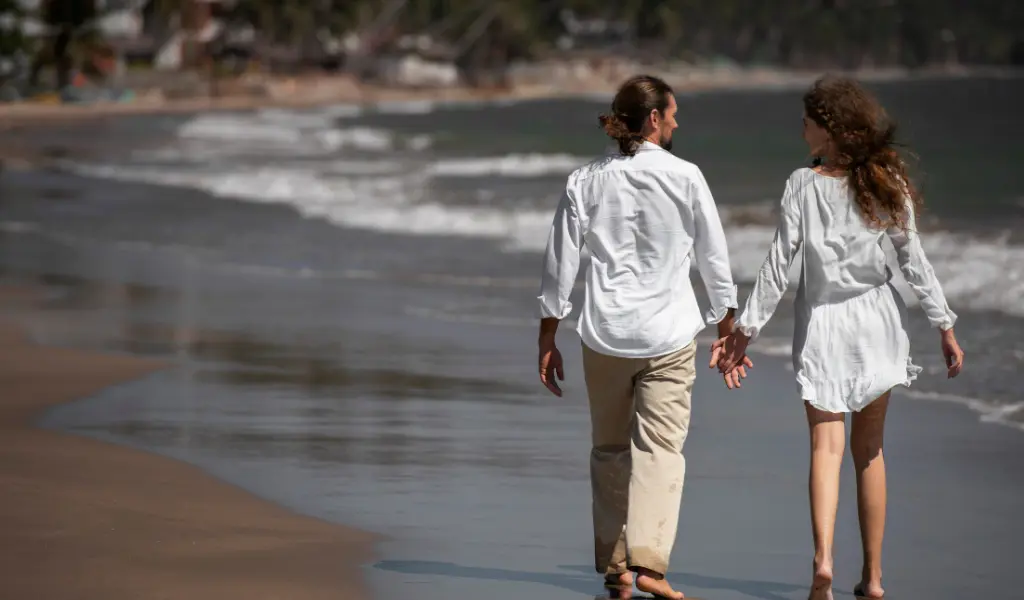 Faire une promenade sur la belle plage de sable blanc