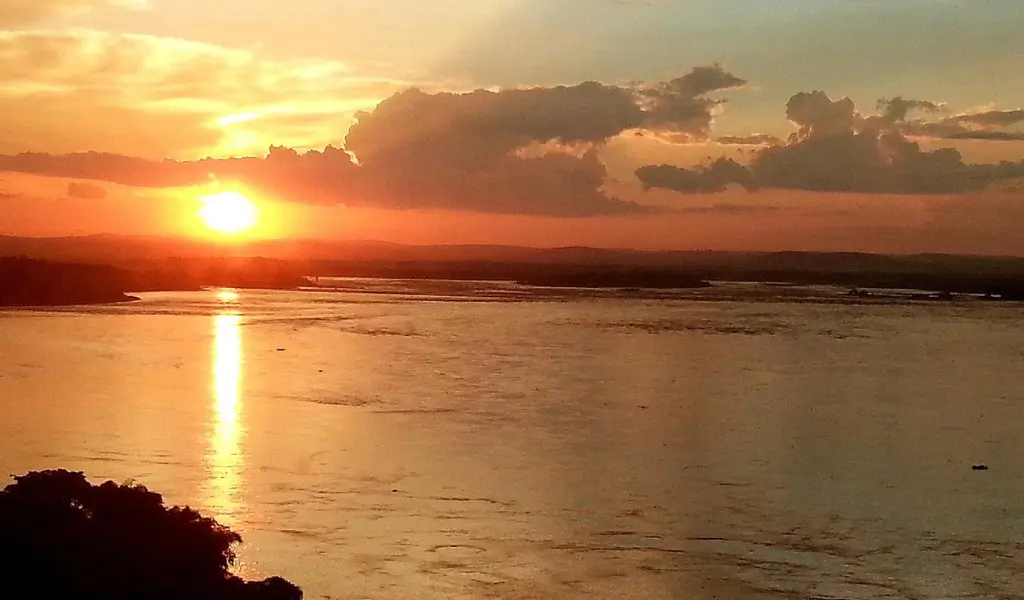 le coucher du soleil au Congo River
