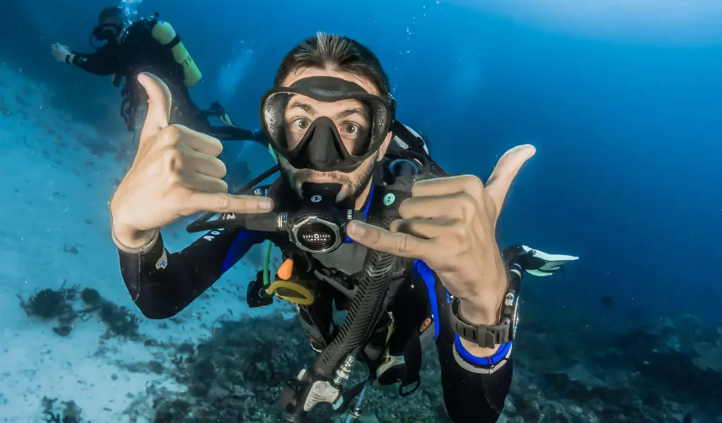 plongée sous-marine et voir les récifs coralliens