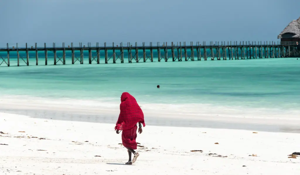 un homme sur la plage de Kenya Diani Beach